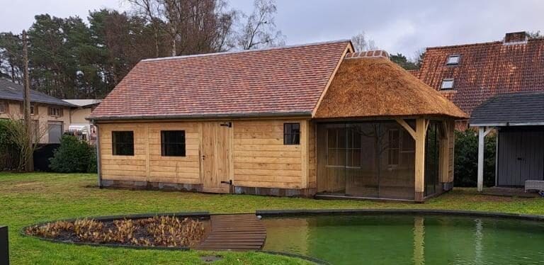 eiken bijgebouw authentiek afgewerkt