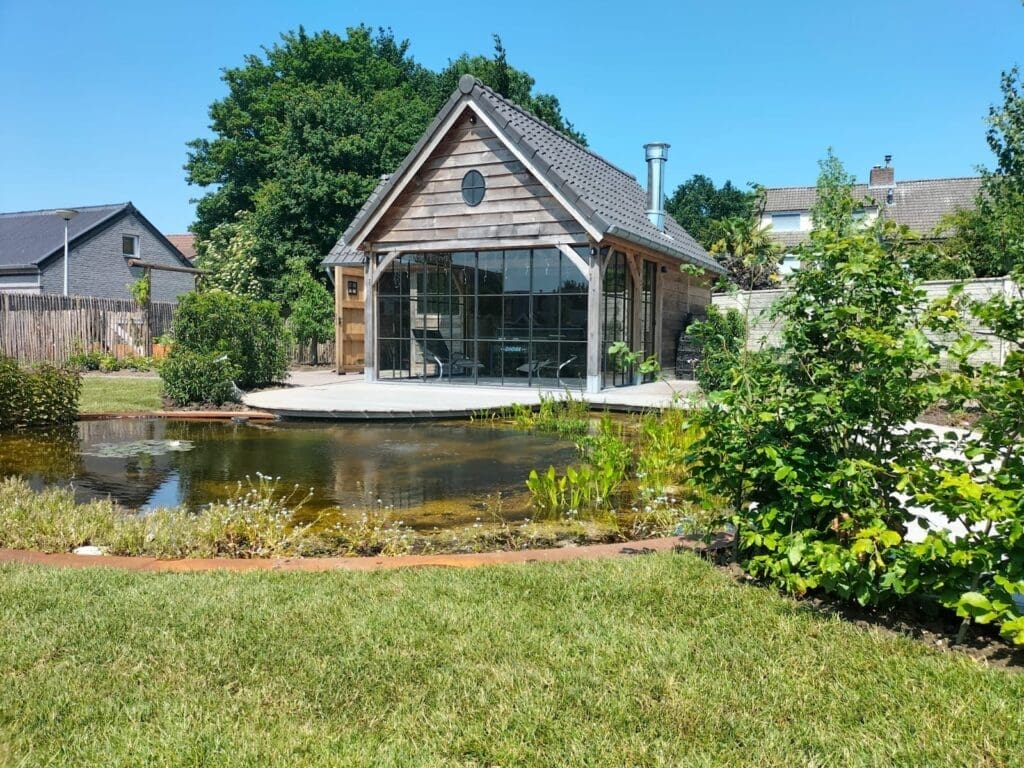 eiken bijgebouw vijver afgewerkt