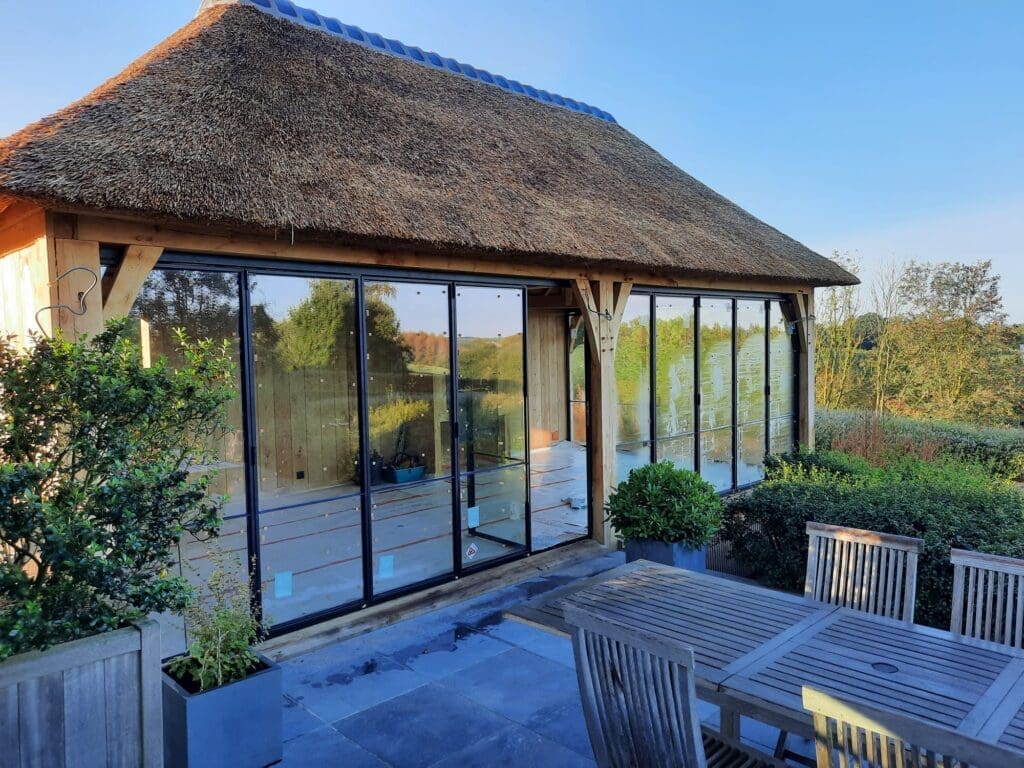 eiken bijgebouw ramen afgewerkt