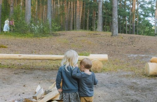 kinderen in bos
